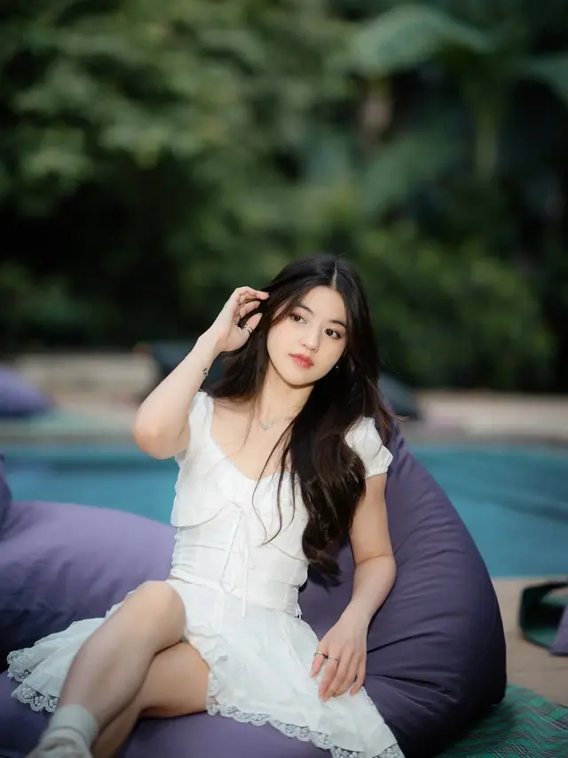 7 Potret Vonny Felicia alias Vonzy Berbalut Outfit Putih, YouTuber Cantik yang Bikin Jatuh Hati