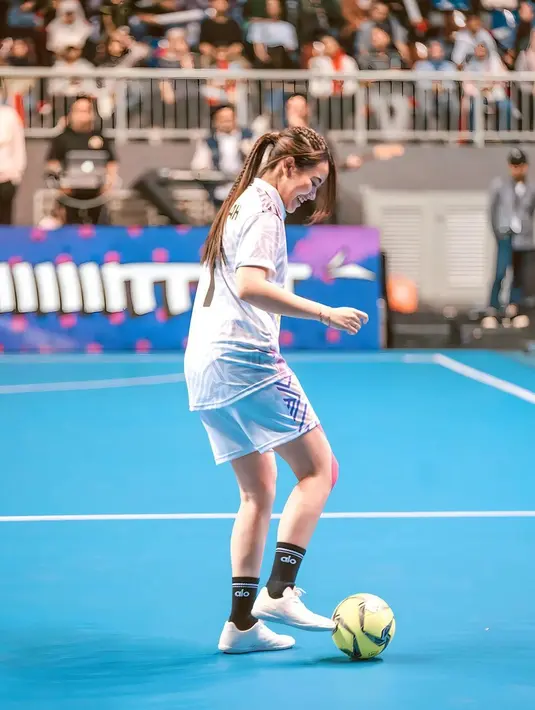 Dalam pertandingan amal tersebut, Aaliyah Massaid pun berhasil mencetak gol. Gol yang dihasilkan juga membawa timnya pada kemenangan. (Liputan6.com/IG/@aaliyah.massaid)