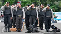 Polisi memberi penghormatan saat apel kesiagaan pasukan Operasi Lilin 2015 di halaman Mapolda Metro Jaya, Jakarta, Rabu (23/12). Apel gelar pasukan pengamanan Natal & tahun baru ini dipimpin oleh Kapolri Jenderal Badrodin Haiti.(Liputan6.com/Yoppy Renato)