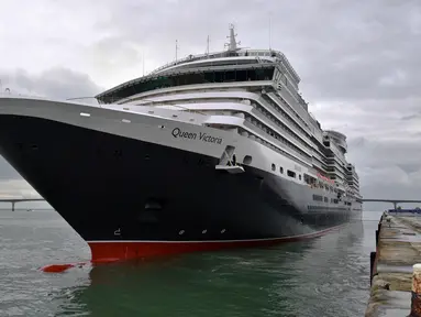 Kapal Pesiar MS Queen Victoria berangkat meninggalkan pelabuhan di La Rochelle, Prancis, 10 April 2018. MS Queen Victoria merupakan sebuah kapal pesiar yang dioperasikan oleh Cunard Line. (AFP PHOTO / XL / XAVIER LEOTY)