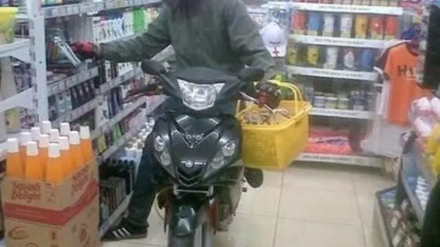 6 Aksi Absurd Belanja Pakai Motor di Minimarket Ini Bikin Ngakak