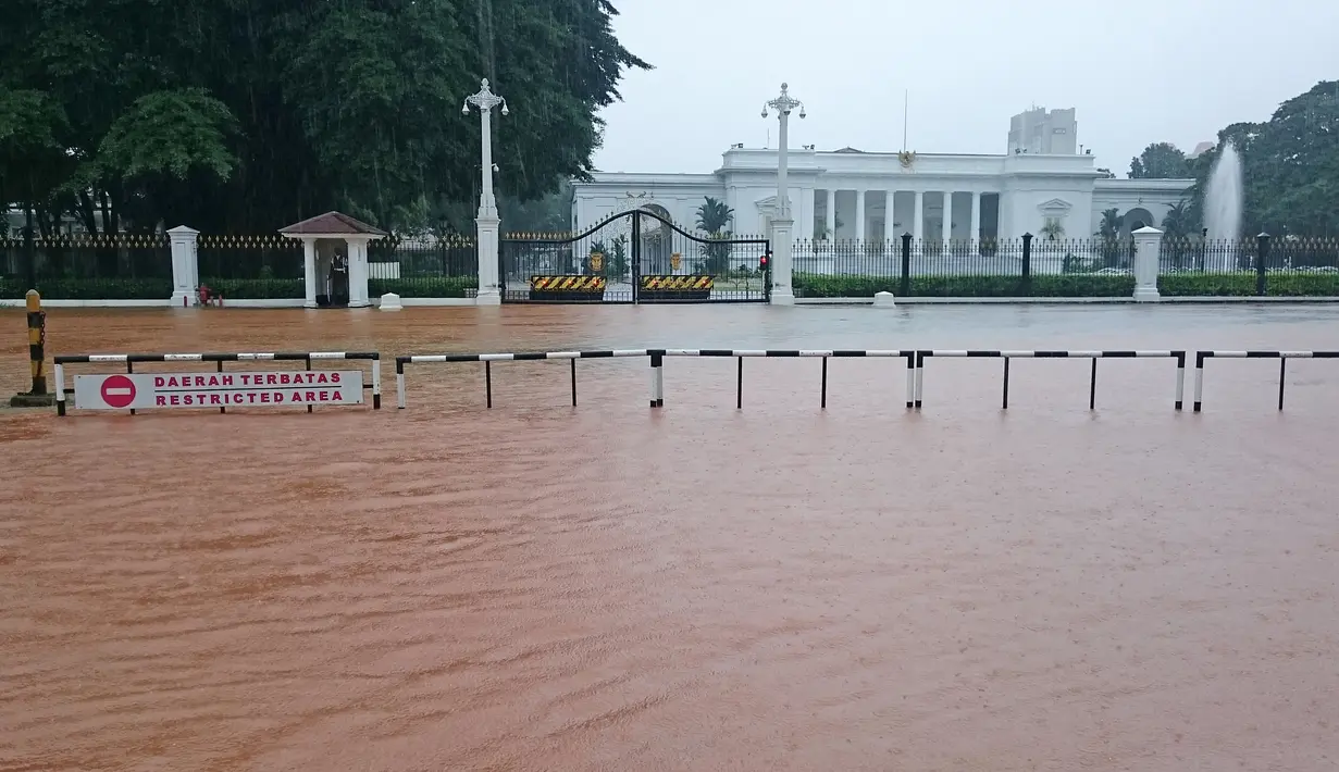 Penampakan Istana Negara yang terkepung banjir akibat hujan yang mengguyur sejak malam, Jakarta, Senin (9/2/2015).(Antara Foto/Fanny Octavianus)