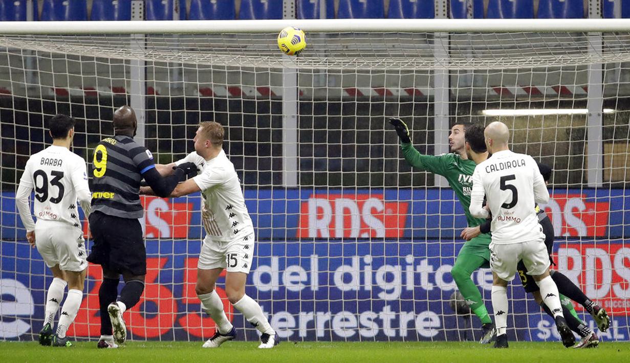 Pemain Benevento Riccardo Improta (tak terlihat) mencetak gol bunuh diri saat melawan Inter Milan pada pertandingan Serie A Liga Italia di Stadion San Siro, Milan, Italia, Sabtu (30/1/2021). Inter Milan membantai Benevento 4-0. (AP Photo/Luca Bruno)