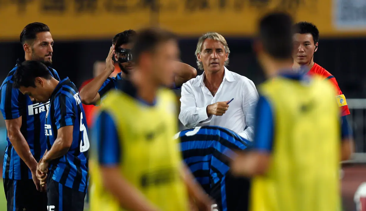 Pelatih Inter Milan Roberto Mancini (tengah) memberikan instruksi kepada anak asuhannya di Stadion Tianhe, Cina, Senin, (27/7/2015). Inter Milan menerima kekalahan meyakitkan dari Real Madrid dengan skor 3-0. (REUTERS/Tyrone Siu)