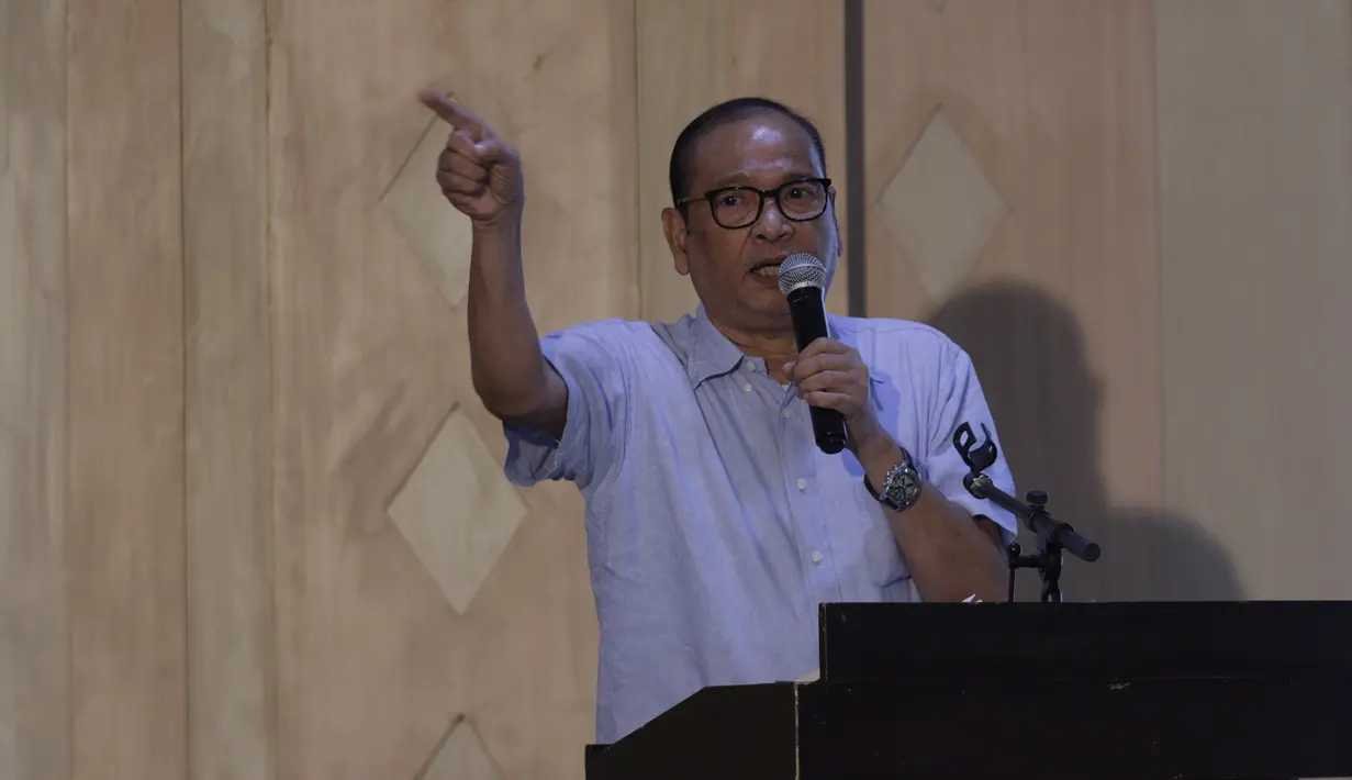 Calon ketua umum PSSI, Rahim Soekasah, memberikan pemaparan saat diskusi di Wisma Kemenpora, Jakarta, Rabu (30/10/2019). Diskusi tersebut mengangkat tema "Mencari Ketua PSSI Ideal". (Bola.com/M Iqbal Ichsan)