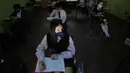 Murid kelas enam Dana Almada menghadiri hari pertama sekolah tatap muka di National School Two Celsa Speratti School, Asuncion, Paraguay, Senin (30/8/2021). Sekolah tatap muka digelar setelah satu setengah tahun belajar jarak jauh di tengah pandemi COVID-19. (AP Photo/Jorge Saenz)