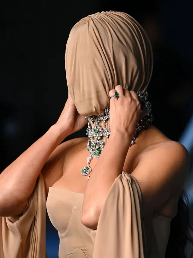 Kim Kardashian di Academy Museum Gala 2025 tampil dengan busana nude. [@kimkardashian]