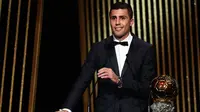Kalahkan Vinicius, Gelandang Manchester City Rodri Raih Penghargaan Ballon d'Or 2024