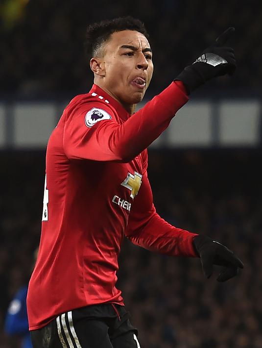 Gelandang Manchester United Jesse Lingard merayakan gol kedua untuk timnya saat melawan Everton dalam pertandingan Liga Inggris di Goodison Park, Liverpool (1/1). Manchester United meraih kemenangan 2-0 atas Everton. (AFP Photo/Paul Ellis)
