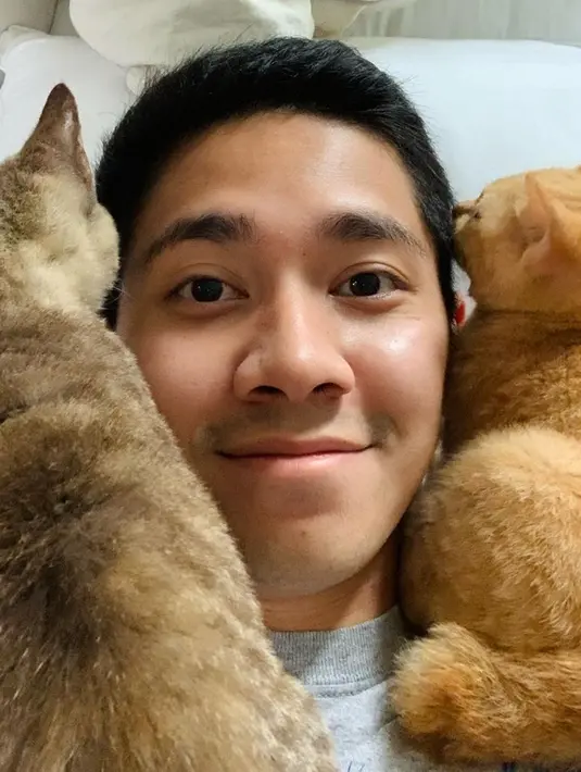 Peraih Piala Citra kategori Pemeran Utama Pria Terbaik tahun 2011 ini juga sering pamer kemesraan dengan kucing kesayangannya. Tak hanya gemas terhadap peliharaannya, Emir juga sering banget bikin para penggemar gemas dengan tingkah lakunya saat memanjakan si kucing. (Liputan6.com/IG/@mahiraemir)