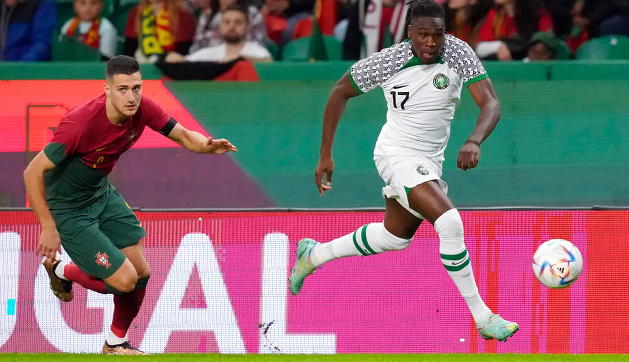 Pemain Nigeria Samuel Chukwueze (kanan) dikejar oleh pemain Portugal Diogo Dalot pada pertandingan persahabatan di Stadion Jose Alvalade, Lisbon, Portugal, 17 November 2022. Portugal menghajar Nigeria dengan skor telak 4-0, mereka akan berangkat ke Qatar pada 18 November untuk Piala Dunia 2022. (AP Photo/Armando Franca)