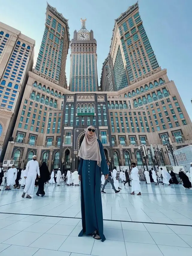 6 Potret Paula Verhoeven Pakai Hijab dan Cadar saat Umrah, Dipuji Netizen Makin Cantik