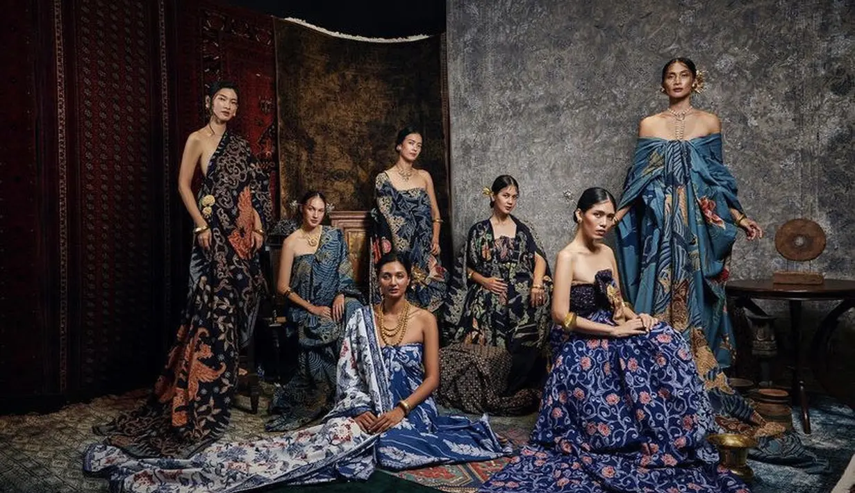 Paula Verhoeven tampil berkain tenun bersama model lainnya. [@paula_verhoeven]