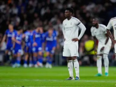 Reaksi Vinicius Junior dari Real Madrid saat pemain Getafe, Martin Satriano, merayakan gol bersama rekan-rekan setimnya dalam pertandingan pekan ke-26 La Liga 2025/2026 di Stadion Bernabeu, Madrid, Spanyol, Senin 2 Maret 2026 waktu setempat atau Selasa (3/3/2026) dini hari WIB. Hasil mengejutkan terjadi di laga terakhir pekan ke-26 La Liga 2025/2026. (AP Photo/Manu Fernandez)