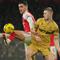 Duel Mikel Merino dan Adam Wharton dalam laga Carabao Cup antara  Arsenal vs Crystal Palace, Rabu (24/12/2025). (AP Photo/Kin Cheung)