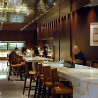 Seorang pengusaha ditangkap saat sedang beristirahat di sebuah lounge mewah, di Bandara Changi, Singapura. | via: thesun.co.uk