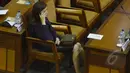 Seorang anggota dewan terlihat sedang menelepon saat menghadiri sidang paripurna pembukaan reses, Jakarta, Senin (23/3/2015). Sekitar 255 anggota dewan tak hadir dalam sidang pembukaan reses tersebut. (Liputan6.com/Faisal R Syam)