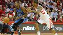 Pemain Oklahoma City Thunder Kevin Durant (kiri) membawa bola dijaga ketat pemain Houston Rockets Trevor Ariza saat pertandingan NBA di Toyota Center, Amerika Serikat, (2/11/2015). Rockets menang 110 - 105 atas Thunder. (Reuters/ Thomas B. Shea)
