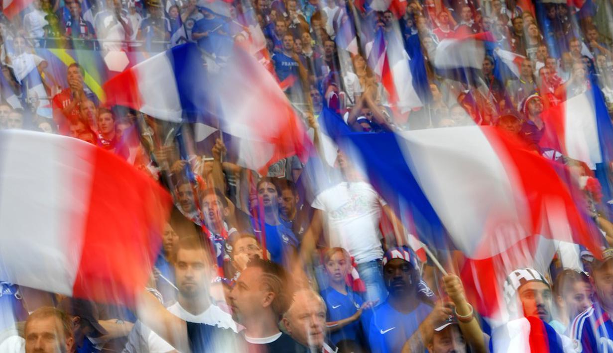 Aksi suporter Prancis saat mendukung timnya melawan Albania pada laga Grup A Piala Eropa 2016 di Stade Velodrome, Marseille, Kamis (16/6/2016) dini hari WIB. (AFP/Franck Fife)