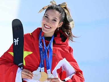 Atlet ski China, Eileen Gu mencuri perhatian setelah aksinya yang mengagumkan di Olimpiade musim dingin Milano-Cortino 2026. (AFP/Kirill Kudryavtsev)