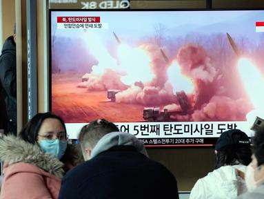 Layar TV menunjukkan gambar file peluncuran rudal Korea Utara saat program berita di Stasiun Kereta Api Seoul, Seoul, Korea Selatan, Selasa (14/3/2023). Korea Utara melakukan uji coba menembakkan dua rudal balistik jarak pendek ke arah perairan timurnya pada hari Selasa dalam unjuk kekuatan kedua Pyongyang minggu ini, sehari setelah dimulainya latihan militer AS-Korea Selatan yang dipandang Korea Utara sebagai latihan invasi. (AP Photo/Ahn Young-joon)