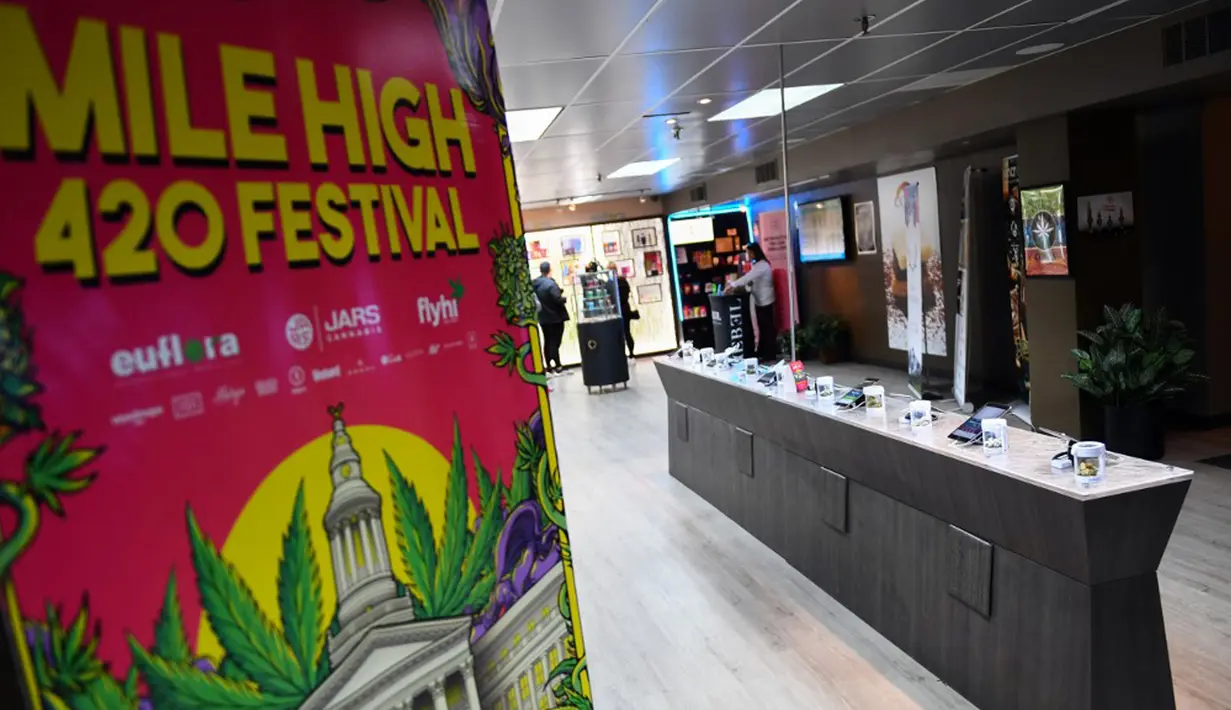 Produk ganja dipajang untuk dijual sebelum Mile High 420 Festival di apotek ganja Euflora, Denver, Colorado, Amerika Serikat, 20 April 2022. Puluhan ribu penggemar ganja berkumpul di Denver pada 20 April untuk merayakan legalisasi ganja rekreasi di Amerika Serikat. (Patrick T. FALLON/AFP)