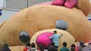 Panitia dibantu pejabat setempat mengukur boneka beruang teddy (Teddy Bear) berukuran raksasa di Xonacatlan, Meksiko (28/4/2019). Boneka berukuran 20 meter persegi dengan berat 4 ton, masuk dalam Guinness Book of World Records. (Mario Vazquez / AFP)