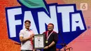 Senior Manager Museum Rekor Indonesia (MURI), Triyono (kiri) menyerahkan piagam ke Frontline Brand Manager The Coca-Cola Company Muhammad Maulana Soesetyo saat acara KapanLagi Pensi Bareng Fanta 2025 di Gelanggang Olahraga (GOR) atau Gelanggang Mahasiswa Soemantri Brodjonegoro, Jakarta, Sabtu (28/6/2025). (Liputan6.com/Herman Zakharia)