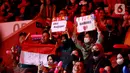 Fans memberikan dukungan kepada ganda putra Indonesia, Leo Rolly Carnando/Daniel Marthin, saat melawan wakil Jepang, Takuro Hoki/Yugo Kobayashi pada laga semifinal Indonesia Masters 2023 di Istora Senayan, Jakarta, Sabtu (28/1/2023). Wakil Indonesia itu menang dengan skor 18-21, 21-17, 21-3. (Bola.com/M Iqbal Ichsan)