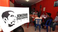 Suasana posko pemenangan Jokowi-JK yang mengatasnamakan diri Almisbat saat tengah menggelar diskusi. (Liputan6.com/M Taufan SP bustan).