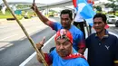 Pendukung Pakatan Harapan memadati jalan menuju Istana Negara menjelang pelantikan Mahathir Mohamad sebagai Perdana Menteri Malaysia di Kuala Lumpur, Kamis (10/5). Mahathir akan menjadi perdana menteri ketujuh Negeri Jiran. (AFP/Manan VATSYAYANA)