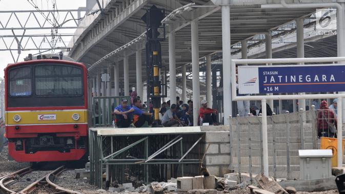 Penumpang KRL Commuter Line menunggu waktu pemberangkatan di Stasiun Jatinegara Jakarta, Minggu (4/8/2019). Listrik padam yang melanda Jakarta dan  sekitarnya mengakibatkan penumpang KRL Commuter Line telantar lantaran kereta berhenti beroperasi. (merdeka.com/Iqbal Nugroho)