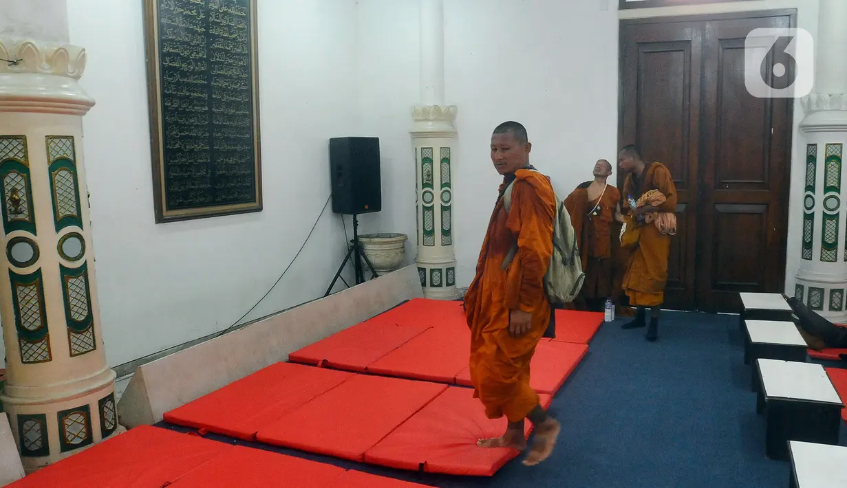 Para Biksu langsung beristirahat setibanya di Kanzus Sholawat. Mereka melepas lelah di ruangan yang sudah disiapkan. (merdeka.com/Arie Basuki)