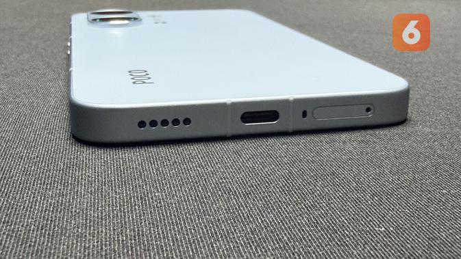 Port USB C dan speaker di bagian bawah Poco X8 Pro Max. (Liputan6.com/ Yuslianson)