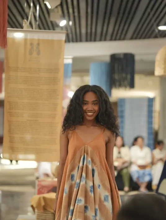 Jabu Borna sendiri adalah sebuah rumah pewarnaan alam yang dibangun dan didukung oleh Tobatenun. Ini menjadi contoh nyata dari komitmen Tobatenun dalam mempertahankan sinergi dan ekosistem bisnisnya, mulai dari hulu hingga hilir.  [Dok/Tobatenun]