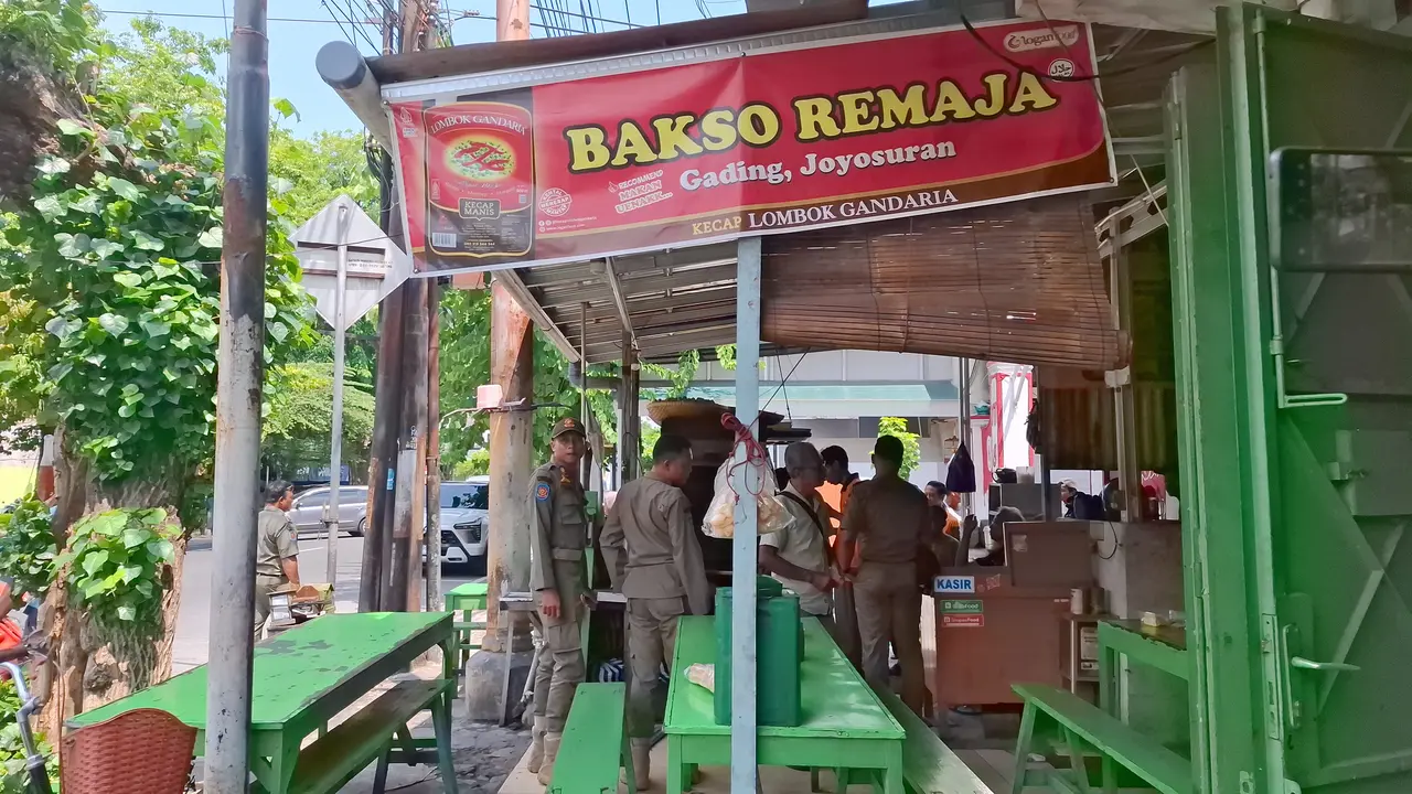 Warung bakso nonhalal di Solo