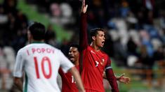 Ekspresi Cristiano Ronaldo saat memprotes wasit saat pertandingan persahabatan antara Portugal melawan Bulgaria di Stadion Magalhaes Pessoa, Leiria, Portugal, (25/3/2016). (AFP/Francisco Leong)