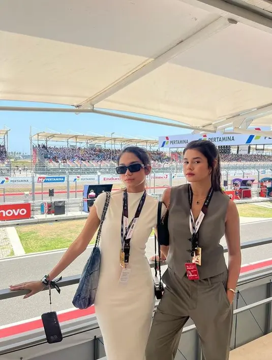 <p>Ia nonton MotoGP 2023 tak sendirian, Azizah terlihat bersama Maria Theodore. Keduanya terlihat tampil cantik dan memesona. [Foto: Instagram.com/azizahsalsha_]</p>