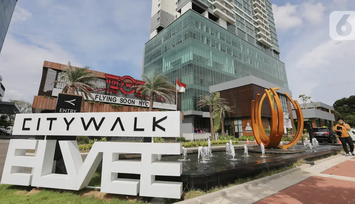 Pengunjung berjalan melintasi Citywalk Elvee yang merupakan tempat hang out anak muda di arae Lippo Village Karawaci, Tangerang, Senin (29/11/2021). Area berkonsep retail podium yang beroperasi sejak 6  bulan lalu telah terisi 80% tenant food & beverage dari 20 outlet. (Liputan6.com/Fery Pradolo)