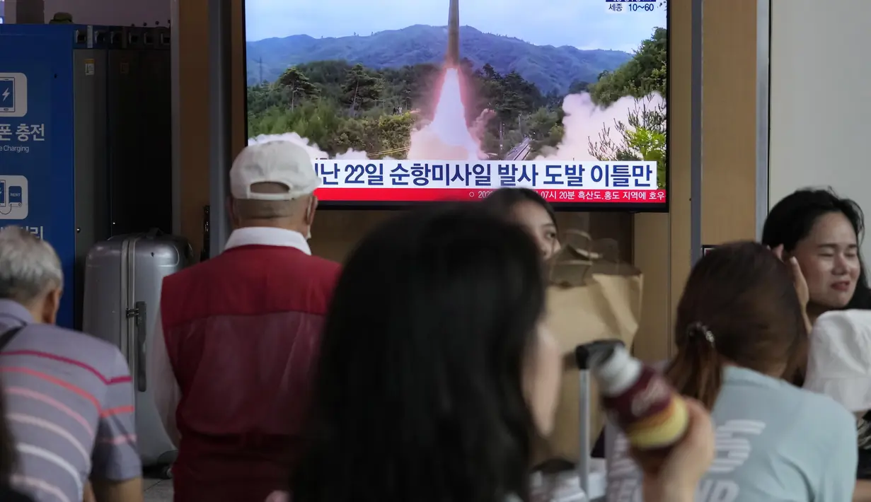 Dalam peluncuran rudal yang ketiga kalinya sejak minggu lalu, Korea Utara menembakkan rudal-rudal tersebut dari sebuah daerah dekat ibukotanya, Pyongyang, kata kepala staf gabungan Korea Selatan pada hari Selasa waktu setempat. (AP Photo/Ahn Young-joon)