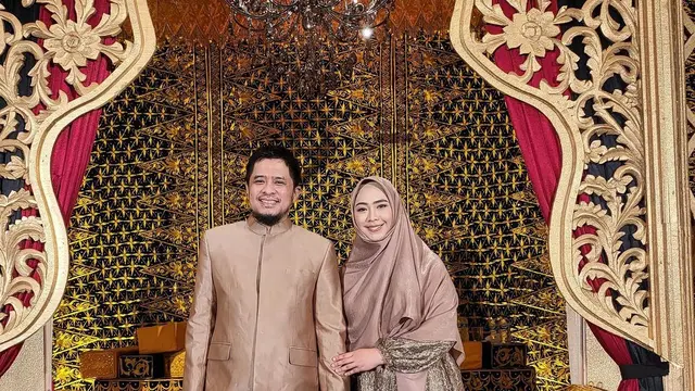 7 Potret Oki Setiana Dewi dan Suami yang Jarang Tersorot, Mesra Banget