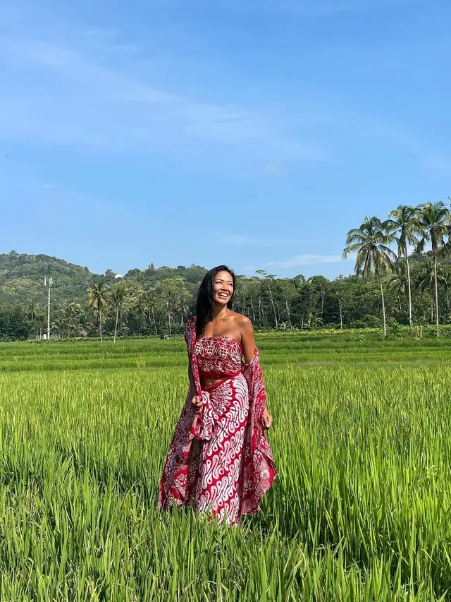 Pesona Eksotis Shanty Kenakan Batik di Candi Prambanan, Tampil Menawan dengan Kulit Tan