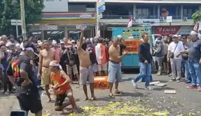 Peternak Pati Protes Harga Anjlok, Lempar Telur dan Ayam ke Kantor Bupati
