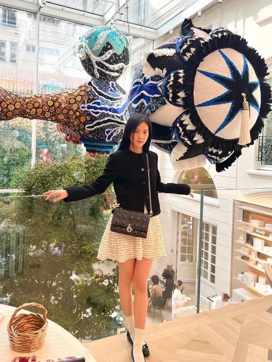 Jisoo BLACKPINK jadi Miss Dior seutuhnya saat kenakan rok. Ia padukan mini ruffle dress dengan blazer hitam dan sling Bag Dior. Flat shoes dan ankle sock bikin tampilan Jisoo terlihat playful [@sooyaaa__]