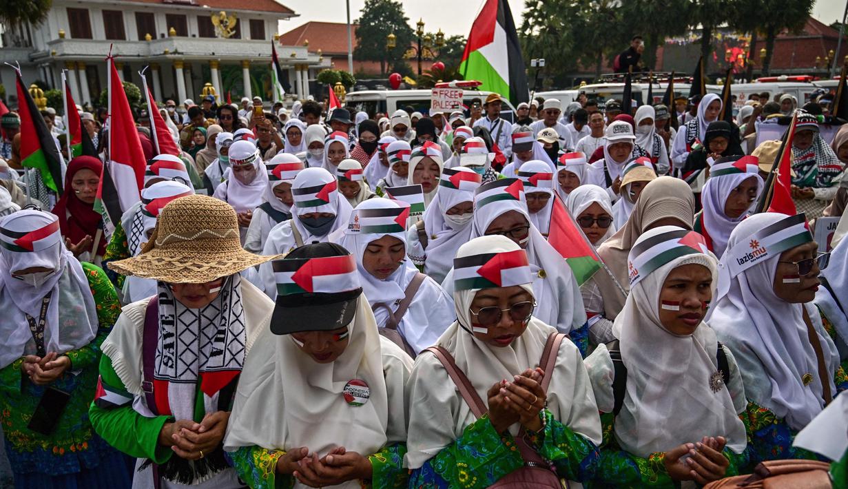 Pengunjuk rasa juga menggelar doa bersama untuk keselamatan warga Palestina yang saat ini masih berada di Gaza. (JUNI KRISWANTO/AFP)