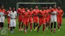 Sejumlah penggawa Persija berlari-lari saat latihan di NYTC Sawangan, Depok, Jumat (4/12/2015). Latihan ini persiapan memasuki babak delapan besar Piala Jenderal Sudirman. (Liputan6.com/Helmi Fithriansyah)