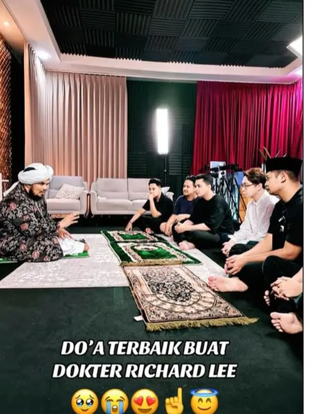 6 Potret Detik-detik Richard Lee Mualaf, Disaksikan Ustaz Derry dan Felix Siauw