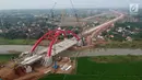 Foto udara pengerjaan Jembatan Kalikuto di Gringsing, Kabupaten Batang, Jawa Tengah, Senin (11/6). Jembatan pelengkung baja pertama di Indonesia sepanjang 160 meter akan dibuka pada H-2 Lebaran 2018 dan dapat dilewati pemudik. (Liputan6.com/Arya Manggala)