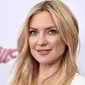 Kate Hudson menunjukkan perut buncitnya dengan bikin yang ia kenakan. (Jordan Strauss/Invision/AP)