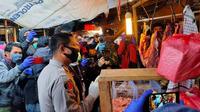 Satgas Pangan Kabupaten Bandung melakukan sidak ke Pasar Baleendah, Selasa (12/5/2020). (Humas Polresta Bandung)